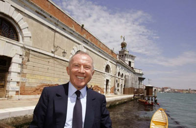 Pinault_a_punta_della_dogana_-_smiling