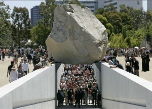Michael Heizer massa lievitata
