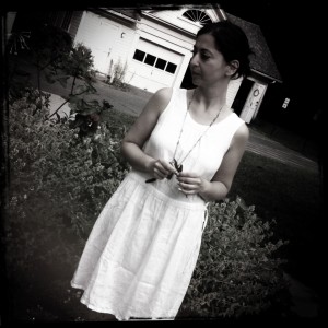 Elena_Russo Arman_davanti_alla_ casa di_Emily Dickinson_2012_ Foto_Alessandra_Novaga