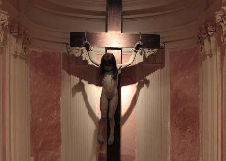 Arte: in mostra scultura-choc bimba crocifissa