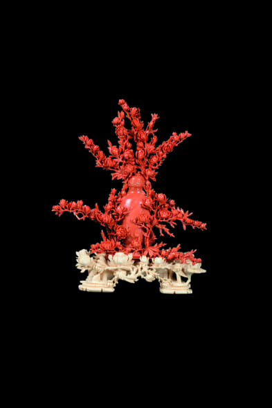 Vaso in corallo con ricco decoro floreale su base in avorio,Cina, Dinastia Qing, fine XIX secolo base in avorio intagliato a fiori e foglie, gr. 490 netti, cm 51x7x22 stima € 6.000 - 8.000