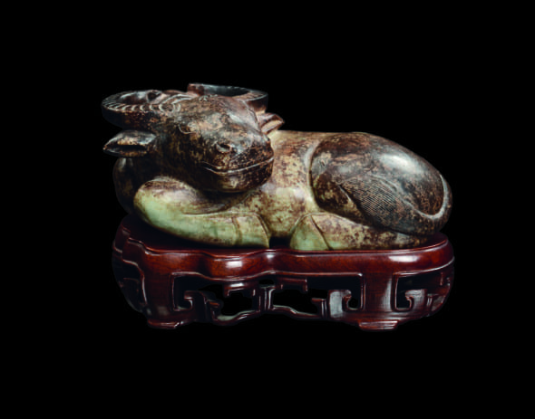 Scultura in giada gialla e russet raffigurante bufalo, Cina, Dinastia Ming, XVI secolo cm 6x16,5, base in legno stima € 30.000 - 50.000