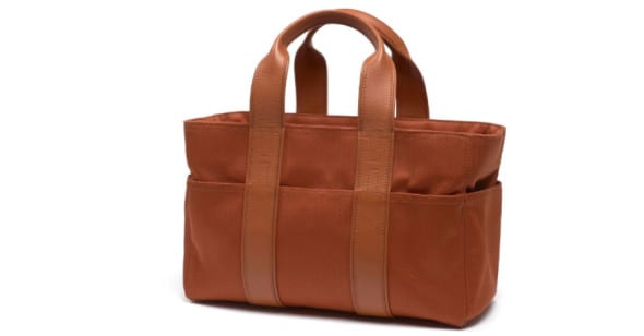 HERMES Paris Sac "Acapulco" en nylon potiron, un côté comprenant 3 poches plaquées et l'autre à l'identique, extrémités comprenant chacune une poche ouverte, doublure en nylon avec une poche à fermeture sur glissière, double poignée enveloppantes en buffle Skipper potiron. Dim.: 20 x 30 x 14 cm. Excellent état. A nylon Pumpkin "Acapulco" bag, with buffalo Skipper Pumpkin double handle. Dim.: 8 x 12 x 5 in. Excellent condition. Estimation 400 - 600 €