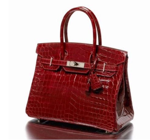 Lot 612 HERMES Paris made in france Sac "Birkin" 30 cm en crocodile niloticus rouge vif (crocodylus niloticus, CITES Annexe IIB), garniture en métal argenté palladié, tirette, clochette, clefs, cadenas gainé, doublure en chèvre rouge vif comprenant une poche à fermeture sur glissière, une poche plaquée, double poignée. Excellent état (marque de griffure sur le devant). Stima: €32.000-35.000