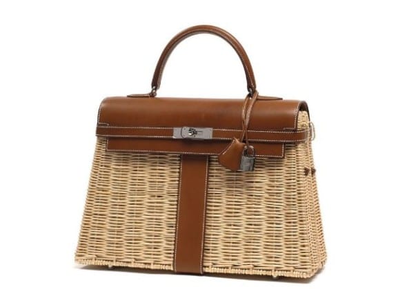 Lot 582 HERMES Paris made in france Sac "Kelly Pic-Nic" 35 cm en veau Barénia et osier, piqué sellier blanc, garniture en métal argenté palladié, tirette, clochette, clefs, cadenas, intérieur doublé en chèvre Gold comprenant une poche à fermeture sur glissière et une double poche plaquée, poignée. Année: 2011. Très bon état général (trois marques de griffures sur le devant d'environ 2 cm chaque). Stima: €12.000-15.000