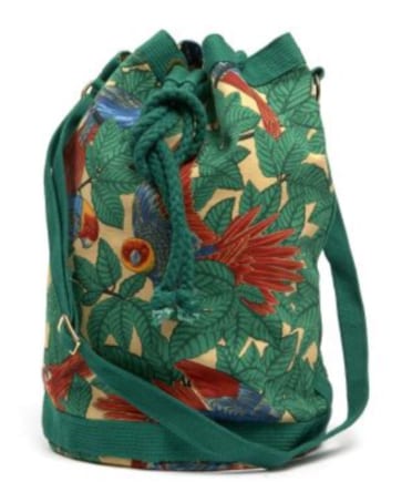HERMES Paris made in France Sac "Market" en coton à décor de perroquets rouges et bleus sur fond de jungle verte, fermeture sur liens, bandoulière transformable. Dim.: H.: 37 cm; diam.: 23 cm. Bon état général. A "Market" bag in cotton, with red and blue parrots motives on a green jungle background, laced closing, convertible shoulder strap. Dim.: 15 in; diam.: 9 in. In good overall condition. Estimation 200 - 300 €