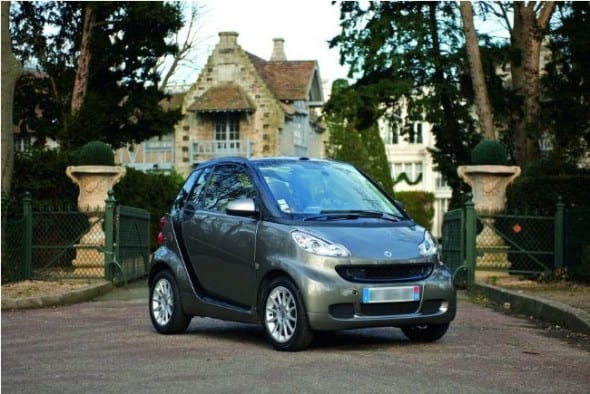 SMART FORTWO HERMES Châssis # : WME4514321K378521 Exceptionnelle Smart Toile H, 2010, édition limitée spéciale Hermès créé par le groupe COMO à 40 exemplaires pour célébrer les 10 ans de Smart (dérivé du nom de projet Swatch Mercedes Art car1) est une marque automobile créée en 1994 sous l'impulsion du groupe horloger suisse Swatch avec l'aide du constructeur allemand Mercedes-Benz.