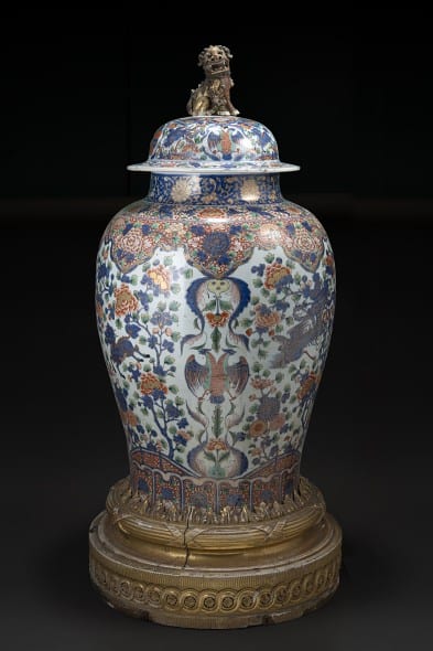 Lotto 471 Grande vaso con coperchio decorato a smalti Imari con motivo di aquila a due teste. Cina, Regno Kangxi (1662-1722), ca. 1700 