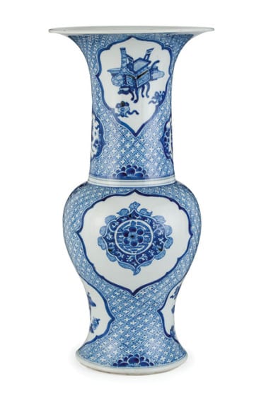 136. UN FINE RARO VASO BIANCO E BLU E ROSSO DI RAME, CINA, DINASTIA QING, EPOCA KANGXI balaustra dipinto di un bel colore intenso di blu cobalto e decorato con otto cartigli lobati, ciascuno racchiude una decorazione alternata con composizioni di vasi, incensieri e gli otto simboli Buddhisti, una gru in volo ed un grande medaglione stilizzato con ramoscelli e corolle di fiori, sottostante, uno degli otto attributi 'Trigrammi' (ba'gua'), il tutto riservato su un fondo con un motivo reticolato a piccoli rombi e alternate corolle, divisi sul bordo da una fascia geometrica e alla spalla e il piede da due linee blu Alt. cm 44,5 A FINE BLUE AND WHITE COPPER RED PORCELAIN YENYEN VASE, CHINA, QING DYNASTY, KANGXI PERIOD Stima € 13000 - 15000 - See more at: http://www.wannenesgroup.com/lotto.php?type=2&id_asta=192&perpage=48&page=3&id_lotto=30209#sthash.py6B3QH3.dpuf