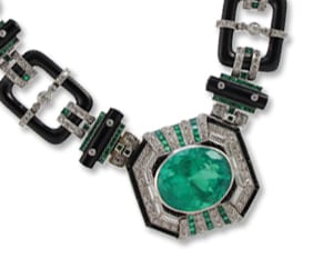 N°303 COLLANA, SMERALDO COLOMBIA, WEBB a doppio uso interamente realizzata da maglie rettangolari aperte in platino, onice e brillanti. Cavallotti di raccordo in brillanti trattengono elementi cilindrici in onice profilati da smeraldi carré. Al centro un motivo ottagonale in brillanti, diamanti baguettes, smeraldi carré e inserti in onice incornicia uno smeraldo ovale incastonato del peso di 23 ct ca. Diamanti del peso complessivo di 16 ct ca. Scomponibile in più parti per i diversi usi. Lunghezza 56,5 cm Firmata: Webb VALUTAZIONE € 60.000-70.000