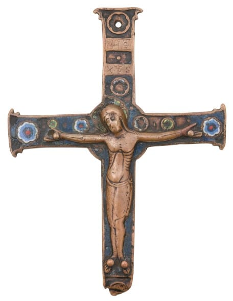 LOT 18Starting price: 8.500 euros Limoges 13th Century. Repoussé copper, engraved, champlevé enamelled, and gilded figure of Christ. Size: 15,6 x 11,7 cm