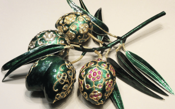 Экспонат выставки "Индия: Драгоценности, покорившие мир": украшение в виде ветки 