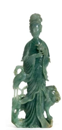 Lotto 1359 Gruppo in giadeite raffigurante fanciulla con leone e gru, Cina sec.XIX cm h 29,5 (piccola mancanza sul dito mano sinistra) stima: € 30.000/33.500