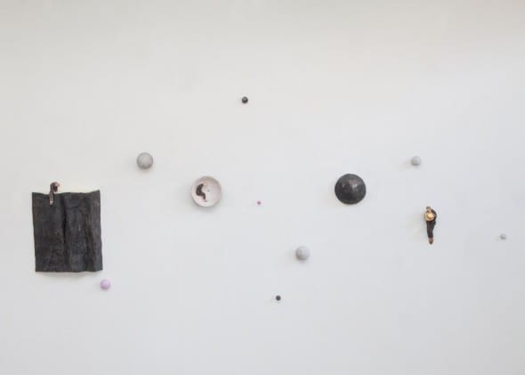 Pino Deodato, Le pieghe dei vestiti raccontano la storia, 2014, installazione, 3 x 2 mt, Ph Tommaso Riva.