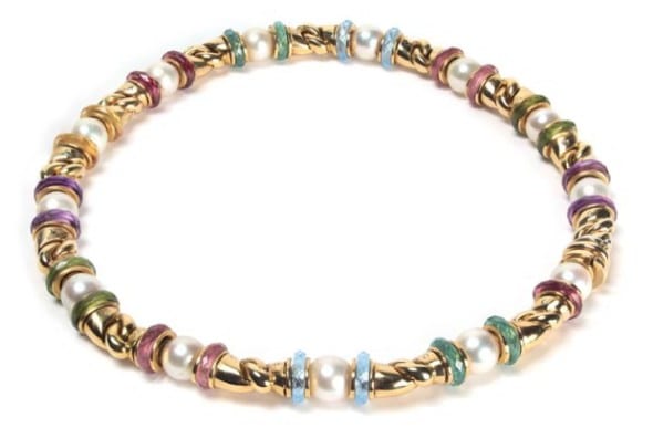 Lotto 1697 Girocollo in oro giallo modello "gancio" firmato Bulgari con intercalari in olivine, acquamarine, ametiste, tormaline rosa, topazi gialli e perle coltivate, peso complessivo gr 134 stima € 6.000/6.700