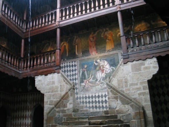 Фреска: Святой Георгий (портрет графа Шаллан) убивает дракона и спасает принцессу. Замок Фенис. Долина Аосты. Италия. 