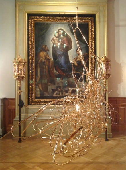 Arne Quinze. la sua opera , 45 chili d'oro, all'interno del Badrutt's Palace Hotel di St. Moritz - ArtsLife