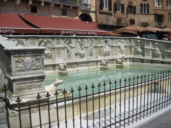 Siena, Piazza del Campo, Fonte Gaia realizzata nel 1409-1419 da Jacopo della Quercia