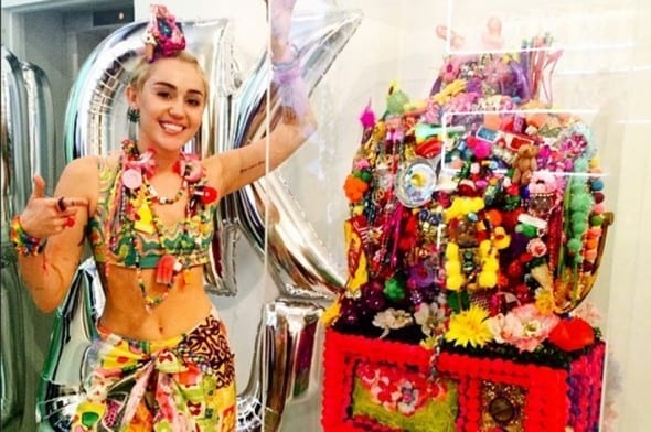 Miley Cyrus con una delle sue sculture della serie Dirty Hippie