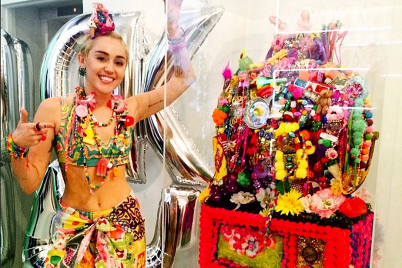 Dirty Hippie Miley Cyrus Si Cimenta Con La Scultura Artslife Artslife