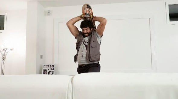 Favino nel ruolo di un muratore specializzato in -spaccaossa dei debitori inadempienti-