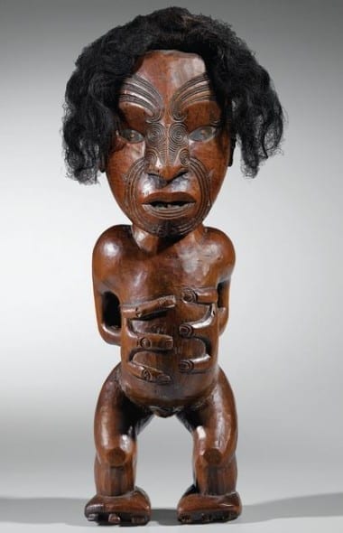 STATUE POU WHAKAIRO, MAORI, NOUVELLE-ZÉLANDE FIGURE, POU WHAKAIRO, MAORI, NEW ZEALAND haut. 39 cm 15 3/4 in STATUE POU WHAKAIRO, MAORI, NOUVELLE-ZÉLANDE FIGURE, POU WHAKAIRO, MAORI, NEW ZEALAND Estimate 1,500,000 — 2,000,000 EUR