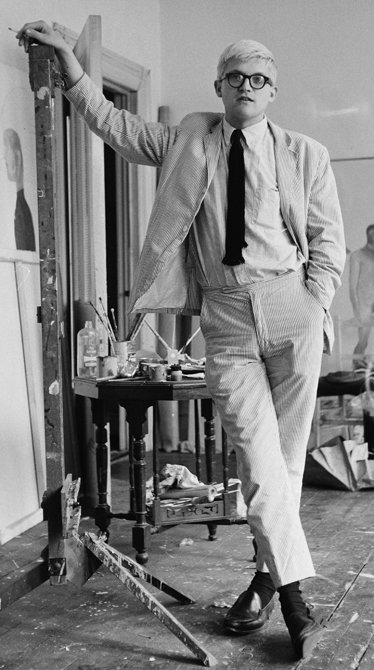 David Hockney, britannico che veste con ineguagliabile stile i vistosi completi americani.