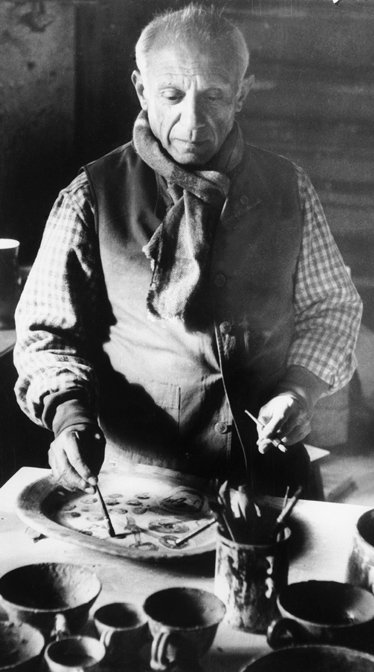 Pablo Picasso. Ogni artista dovrebbe indossare una sciarpa annodata al collo, ma non dimenticare che anche per l’estate ci vuole stile e Picasso lo aveva. Le sue espadrillas abbinate ai pantaloncini corti sono famosi quanto lui.