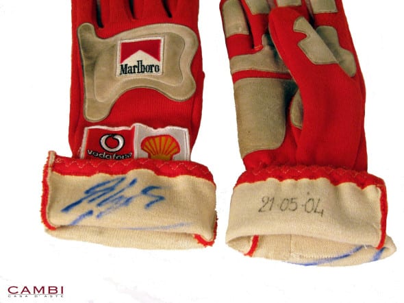 Guanti realizzati dalla OMP per il pilota della Ferrari Michael Schumacher, da lui utilizzati al GP di Monaco del 2004. Recano entrambi data 21-05-2004 ed autografati all'interno dallo stesso Schumacher. Nel corso del GP il pilota tedesco della Ferrari realizzò il giro veloce della gara con il tempo di 1:14.439 € 2.500 - 3.500