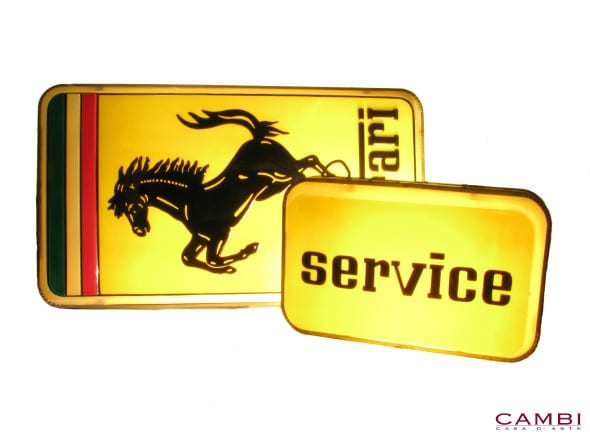 Insegne luminose bifacciali originali “Ferrari Service” anni '80, realizzate esclusivamente per le Assistenze Autorizzate Ferrari. Composta da due separate insegne, la prima con il logo del Cavallino e la scritta Ferrari misura 115cmX65cm, la seconda con la scritta Service misura 70cmX48cm. Sono in buon stato di conservazione e funzionanti. € 4.000 - 6.000