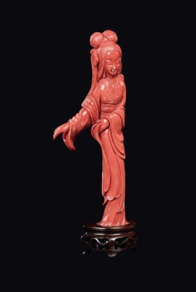 Lotto : 50 Scultura in corallo rosso raffigurante Guanyin con scialle, Cina, Dinastia Qing, fine XIX secolo h cm 14,5, gr 112 con base stima: EUR 800,00 - 1.000,00