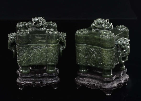 Lotto : 171 Rara coppia di zuppiere in giada spinacio a doppia ansa a forma di teste di cane di Pho con anelli mobili, coperchio con draghi in rilievo, incisioni geometriche a motivo arcaico, Cina, Dinastia Qing, XIX secolo cm 21x23 Stima: EUR 20.000,00 - 30.000,00