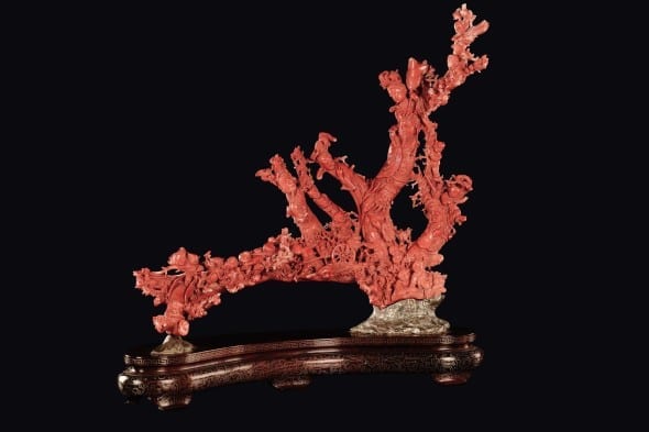 Lotto : 40 Gruppo scolpito in corallo con dignitari Guanyin e fanciulli che giocano, Cina, Dinastia Qing, fine XIX secolo cm 44x64, gr 4760 stima EUR 20.000,00 - 25.000,00