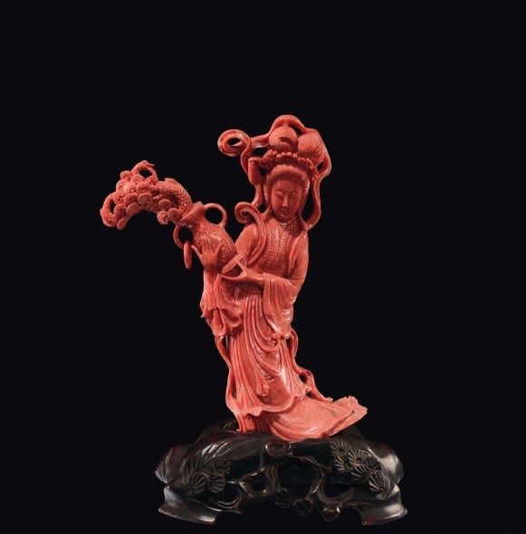 Lotto : 25 Figura di Guanyin scolpita in corallo con vaso di fiori tra le mani, Cina, Dinastia Qing, fine XIX secolo cm 14x10, gr 277 Stima: EUR 2.000,00 - 3.000,00