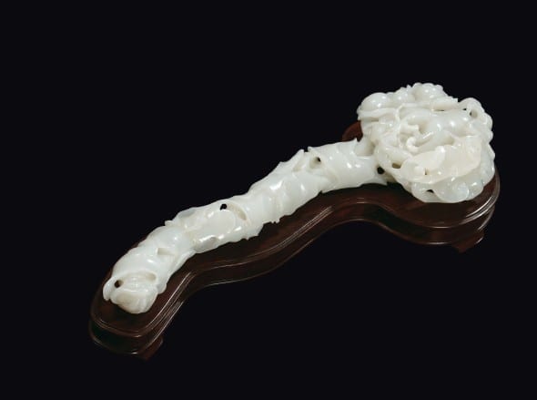 Lotto : 178 Ruyi finemente scolpito in giada bianca con ramages, frutti e pipistrelli a rilievo, Cina, Dinastia Qing, inizio XX secolo cm 39 stima: EUR 70.000,00 - 90.000,00