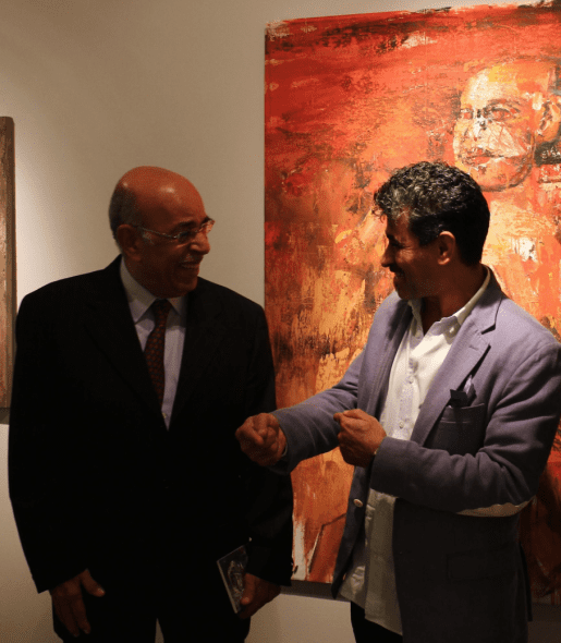 Министр высшего образования, бывший профессор / д. Муфид Шехаб во время его визита на выставку Гамаля Мелека в Египте. Картина Гамаля Мелека "Сфинкс".