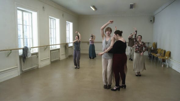 un-piccione-seduto-su-un-ramo