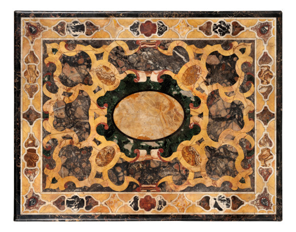 Piano in marmi policromi, probabilmente manifattura romana o fiorentina, XVII-XVIII secolo, stima 15.000-20.000 (lotto 655) Aggiudicazione € 37.200
