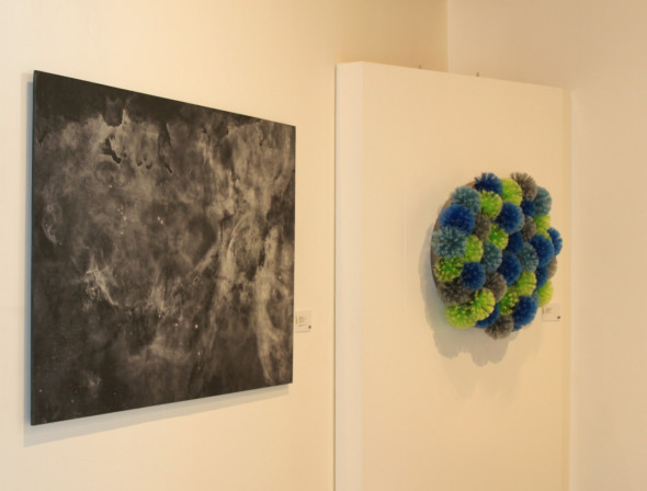 Da sinistra a destra: Giovanni Ozzola, Start birth in the carina nebula, 2012; Francesca Pasquali, Spiderballs, 2015 Giulia Mauri © ArtsLife