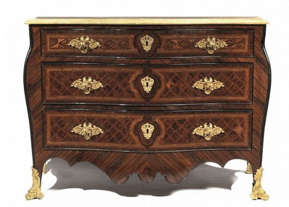 Coppia di cassettoni, Napoli, seconda metà secolo XVIII in palissandro e bois de violette, piano sagomato in marmo giallo cm 95x66x133 | stima € 35.000/45.000