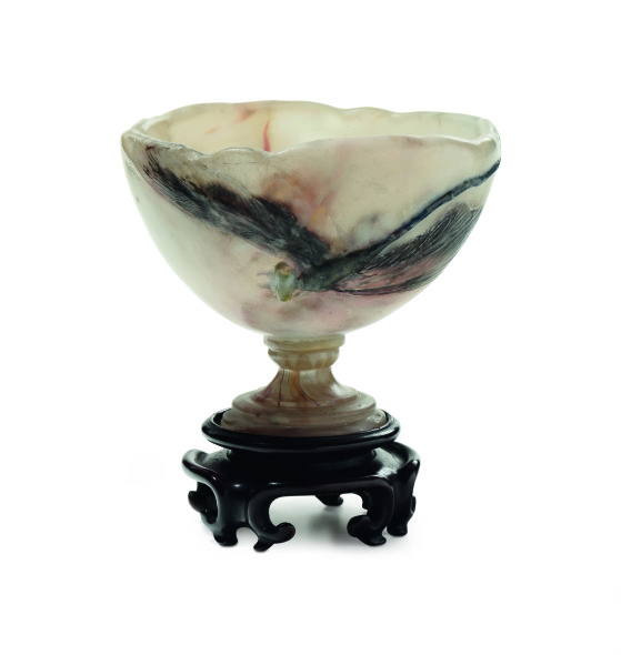 Emile Gallé (1846-1904) - Nancy Coppa libellula Rarissimo pezzo in pasta vitrea marmorizzata con applicazione di libellula. Firma "alla giapponese" e 04 incisi. Altezza cm 14. Questa coppa, realizzata nell’anno della morte dell’artista, è considerata l’opera di addio di Emile Gallé, l’ultima sua grande impresa. € 50.000 - 60.000 venduto euro 62.000