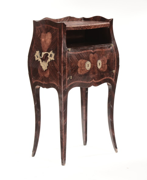 Coppia di Comodini Luigi XV interamente lastronati ed intarsiati col motivo del quadrifoglio, Genova XVIII secolo, due antine sul fronte, gambe arcuate, scarpette ed applicazioni in bronzo dorato, piano in marmo incassato, cm 49x33x88 e cm 47x33x87 € 7.000 - 8.000 ciascuno venduti complessivamente ad euro 30.000,00