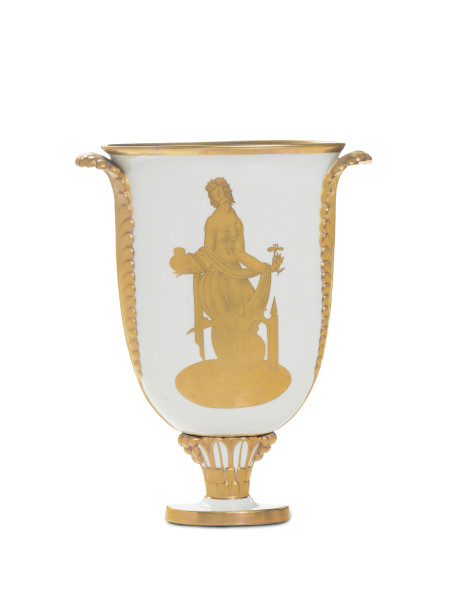Gio Ponti (1891-1979) - Richard Ginori - Doccia Vaso piumato porcellana bianca decorati in oro a punta d'agata con figura allegorica dell'Ospitalità. Prod. Richard Ginori, 1928 ca. Sotto la base in verde Richard Ginori in oro Richard Ginori/Pittoria di Doccia. Altezza cm 30 € 8.000 - 9.000 venduto euro 18.600