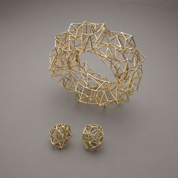 - Parure: bracciale ed orecchini in oro giallo, trattasi dei primi campioni realizzati da Cleto Munari, design Giorgio Vigna per la collezione "Segmenti". Scatola originale, 1988. g. 118,50