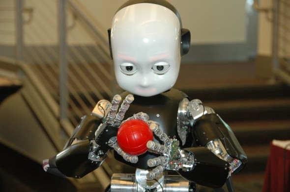 2000 ICUB - robot tecnologia italiana - ArtsLife