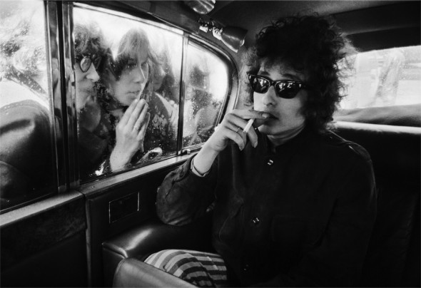 Bob Dylan, Fans looking in limo, London, 1966 by Barry Feinstein 