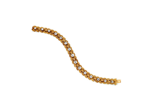 Bracciale in oro bicolore e diamanti, Cartier 1950 circa, a foglie incise e sovrapposte e percorse da 15 diamanti taglio vecchio, carati 5.00, numerato e firmato Cartier, stima € 9.000 – 12.000