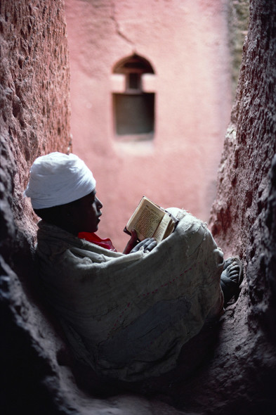 Un giovane diacono legge la Sacra Bibbia Lalibela, Etiopia 1997 © Kazuyoshi Nomachi