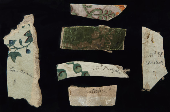 [Luigi XVI (1754-1793) e Maria Antonietta (1755-1793)] Reperti parietali dalle stanze della prigionia della Famiglia Reale a “La Tour du Temple”, prima della decapitazione Sei frammenti della carta da parati provenienti dalle mura delle loro “celle” Frammenti di misure varie: da 50×20 mm. a 35×100 mm. Provenienza Vendita giudiziaria, Parigi
