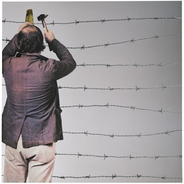 Michelangelo Pistoletto, Uomo che inchioda filo spinato, 1974